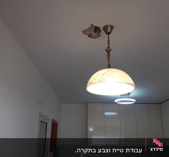 סולם עץ עם כתמי צבע במטבח